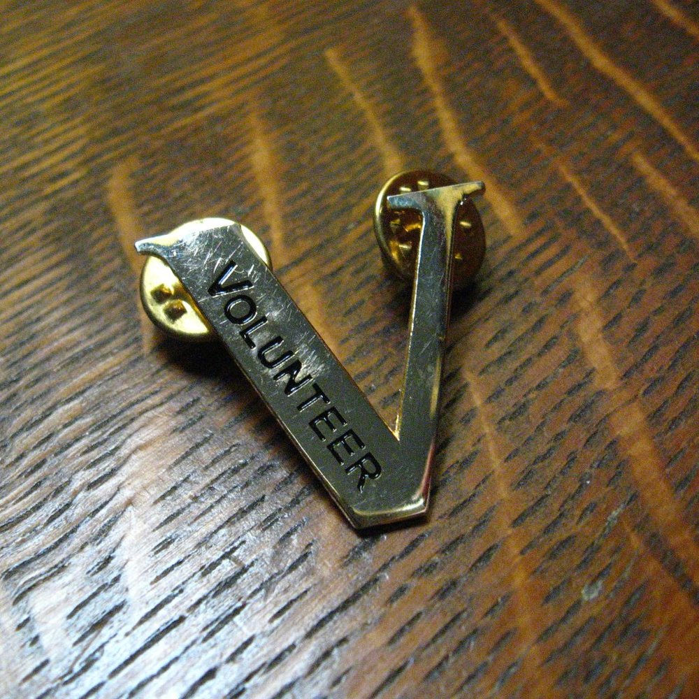 🏥 Volunteer Gold "V" Lapel Uniform Pin